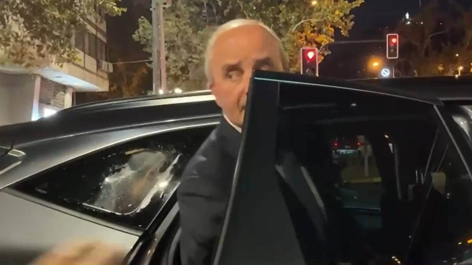 Apedrean auto del subsecretario de Relaciones Exteriores en las inmediaciones de Plaza Italia