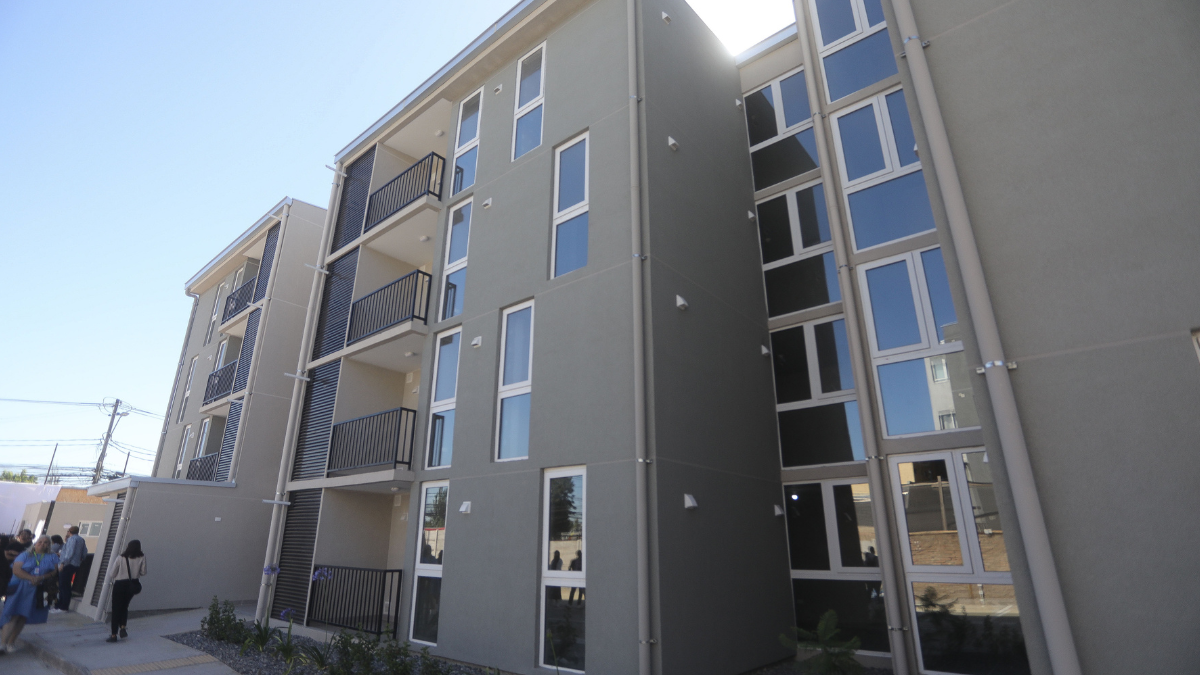 Gremio de desarrolladores de viviendas sociales alerta que disminución en subsidios fomentará  nuevas tomas: por oficio del gobierno de Boric