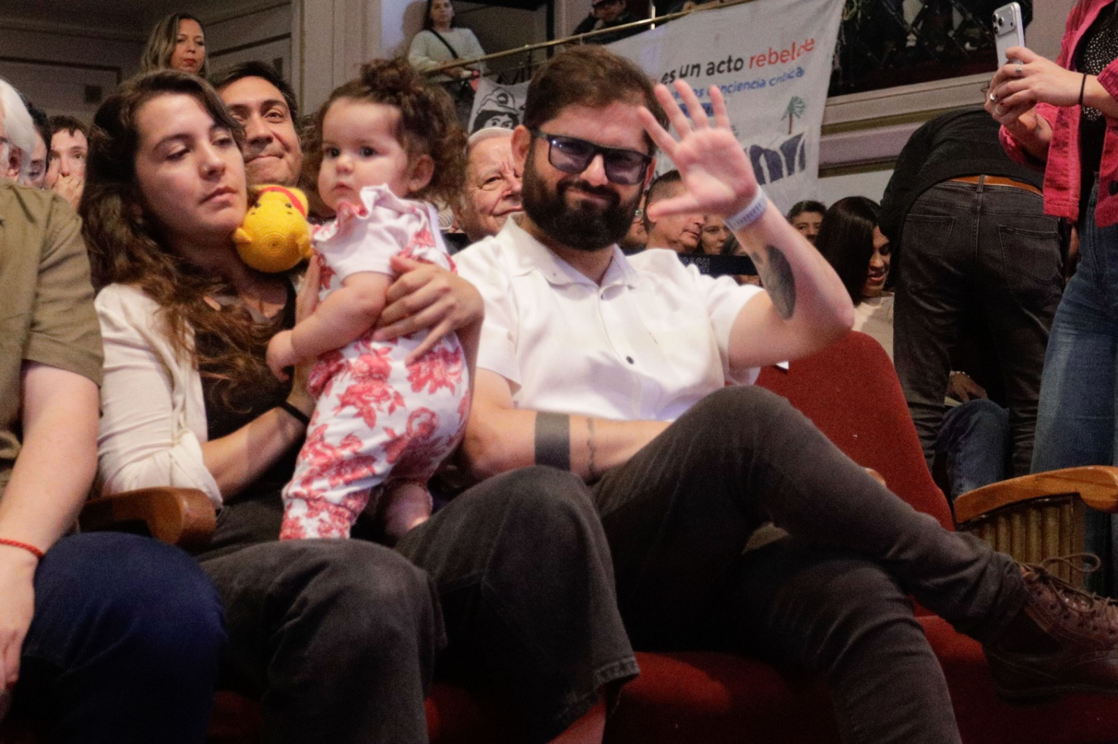 La reaparición de Boric tras dejar La Moneda: ex presidente asistió a congreso ideológico del Frente Amplio en medio del debate por cobros del CAE que impulsa Kast