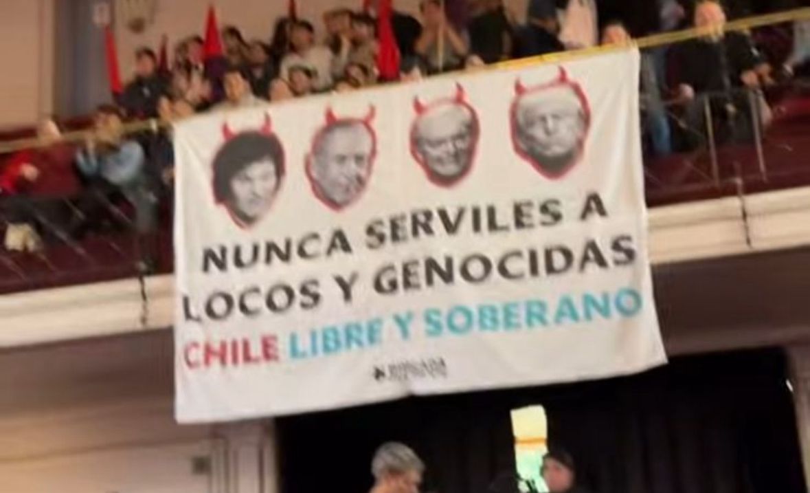 Militantes del Frente Amplio desplegaron lienzo contra Kast junto a líderes internacionales en congreso donde participó Boric: fue retratado con cachos de diablo