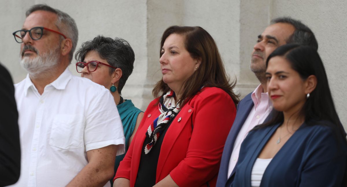 Alza de combustibles anunciada por el Gobierno de Kast unifica a la izquierda y oficialismo la acusa de “alentar al caos”