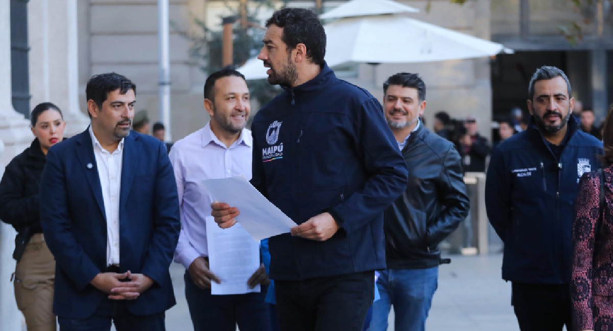 Alcaldes progresistas contraatacan: 110 líderes municipales en el país firman carta en que le piden a Kast tomar medidas para enfrentar crisis de la bencina