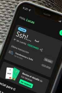 Persona pagando con Tenpo para acceder a un año de bencina gratis.