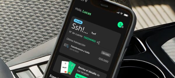 Persona pagando con Tenpo para acceder a un año de bencina gratis.