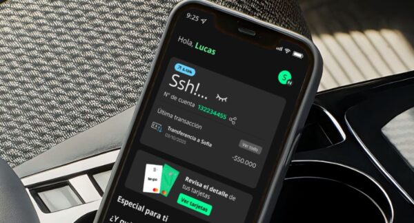 Persona pagando con Tenpo para acceder a un año de bencina gratis.