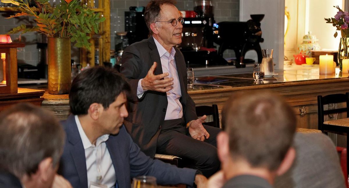 El reservado encuentro entre grandes empresarios y el Nobel de Economía, Guido Imbens, en su paso por Chile para hablar de IA