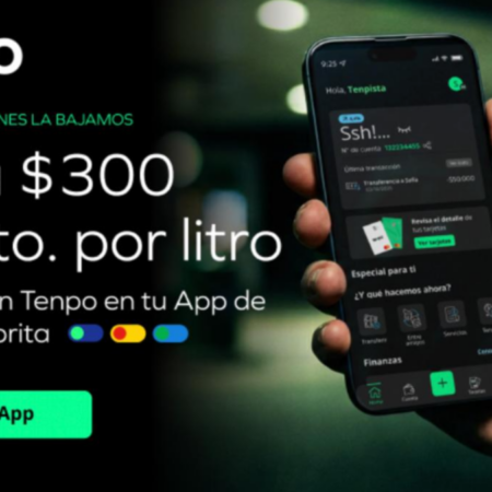 Persona cobrando descuento de bencina en Tenpo.