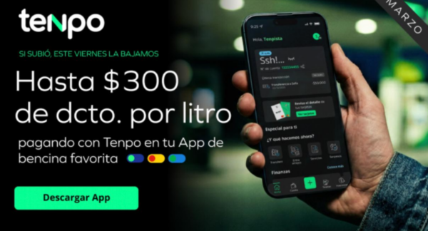 Persona cobrando descuento de bencina en Tenpo.