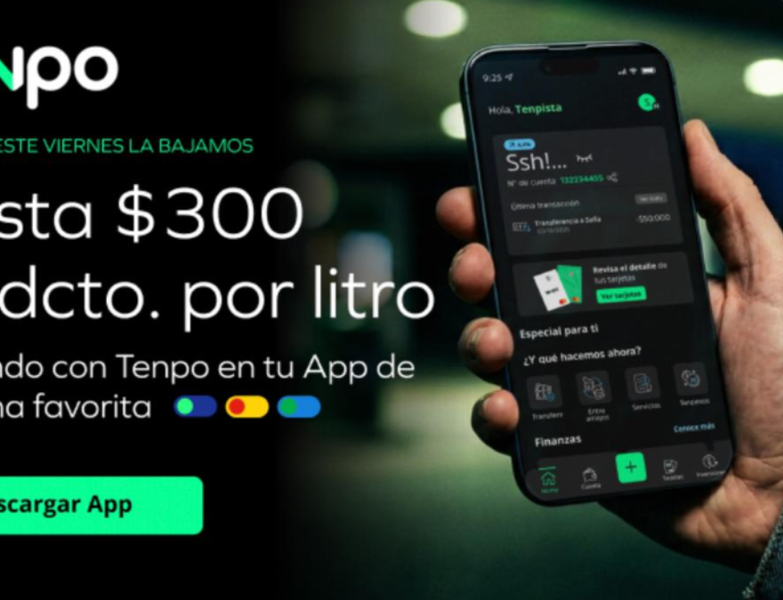 Persona cobrando descuento de bencina en Tenpo.