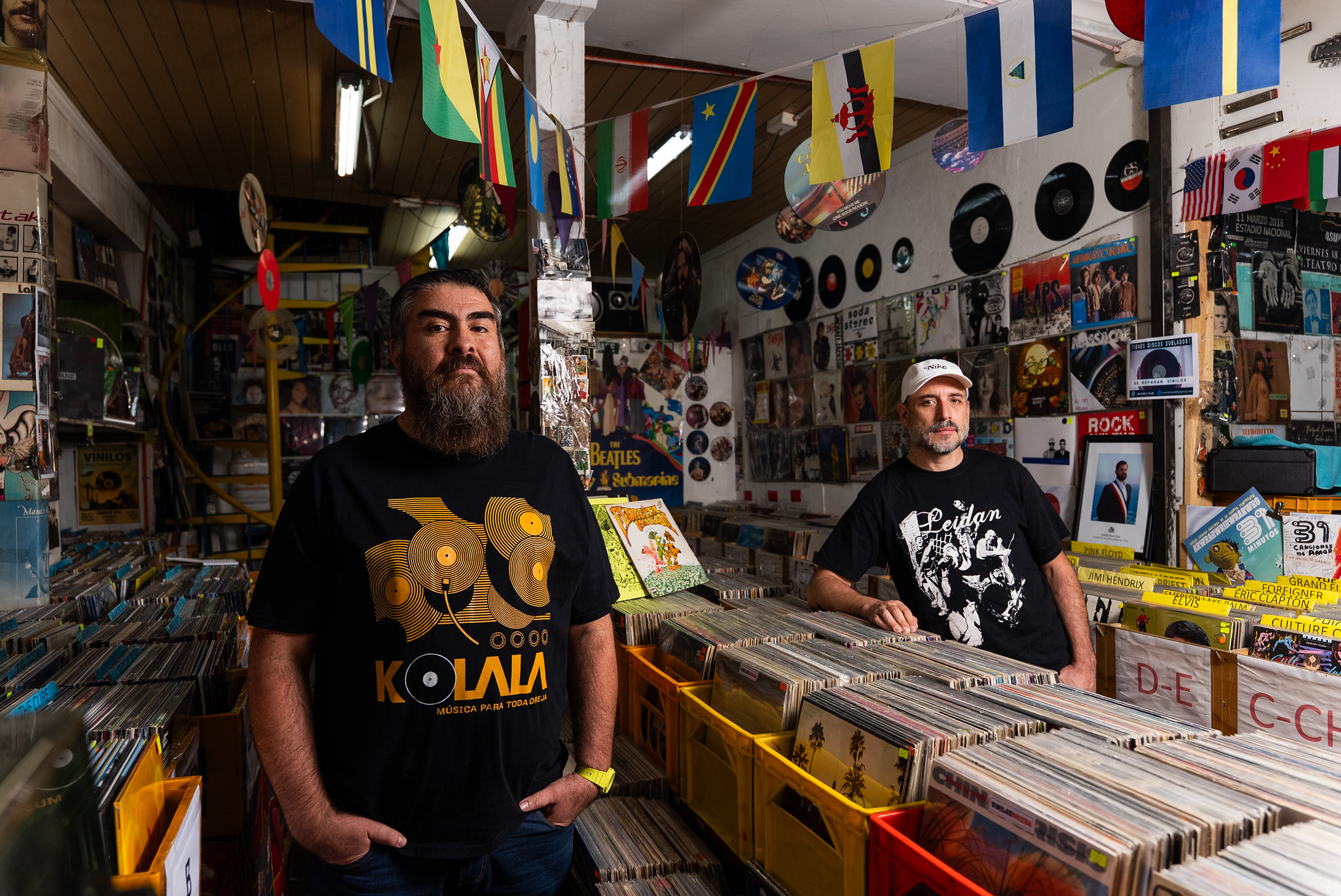 La historia de la dupla detrás de la Feria Vinilo Garage que crece y llega al GAM: “Hay mucha gente que está en contra de las plataformas y quiere volver a lo físico”