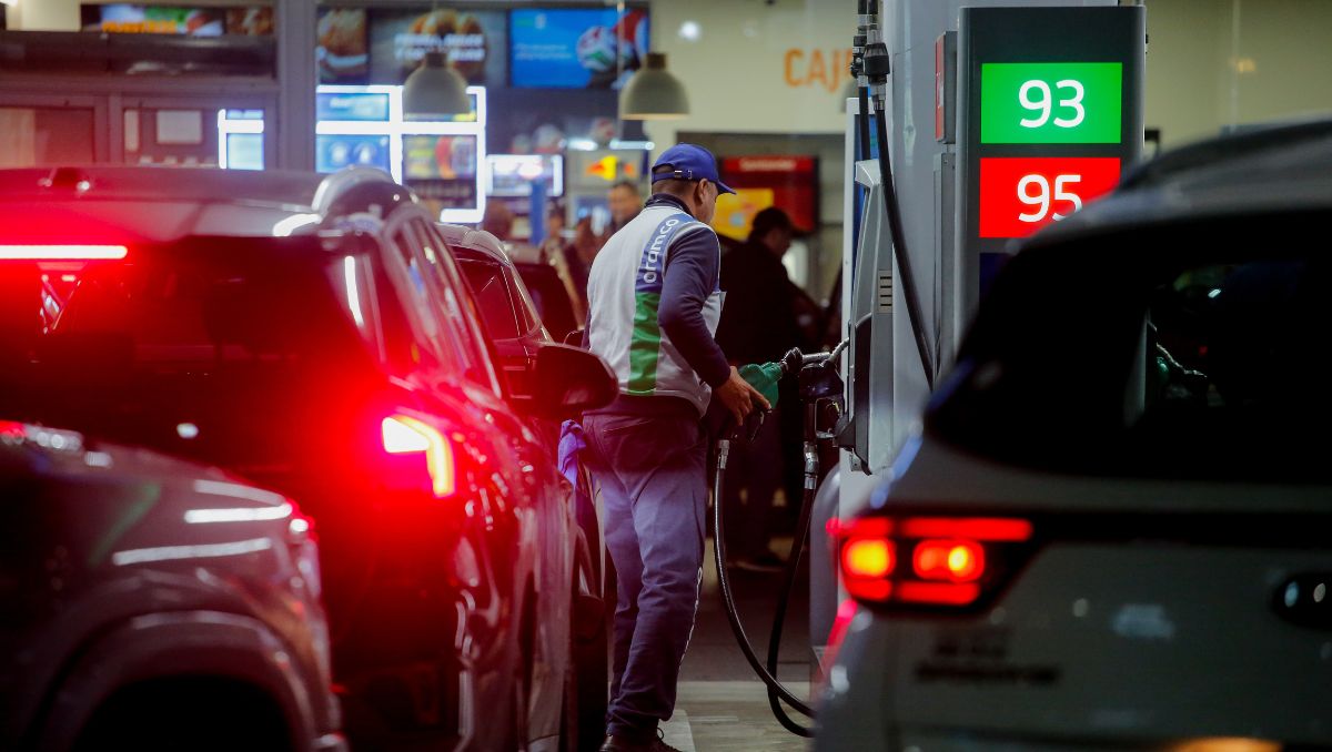 Bencina barata: el sitio web diseñado para encontrar los mejores precios de combustibles en medio del histórico alza que afecta al país