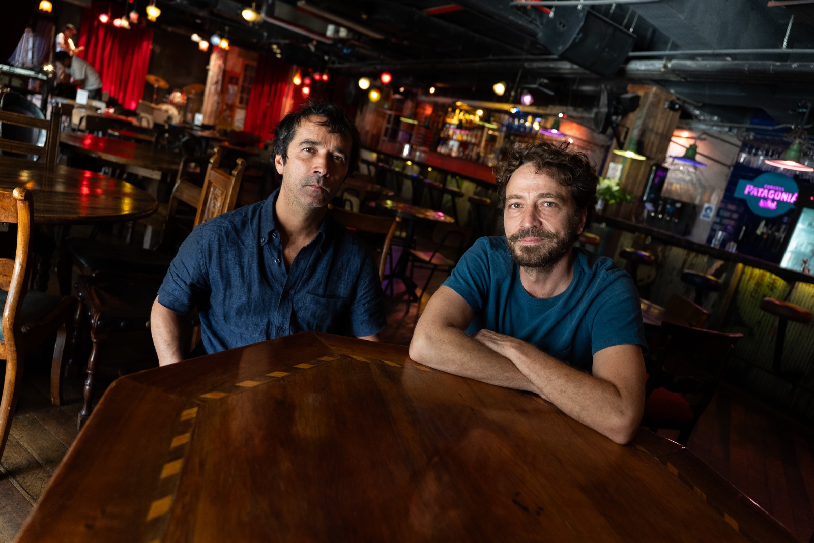 Con la visita de Chappell Roan y el expresidente Boric entre sus clientes: cómo el bar El Bajo se convirtió en el centro de la noche en Lastarria