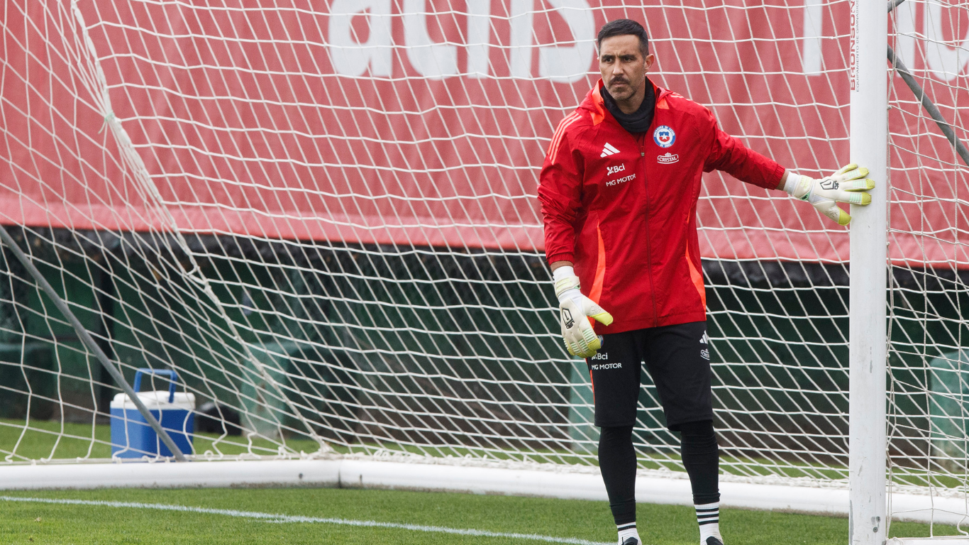Claudio Bravo y el presente de La Roja tras la amarga gira por Nueva Zelanda: “La palabra recambio agota, está sobreutilizada”