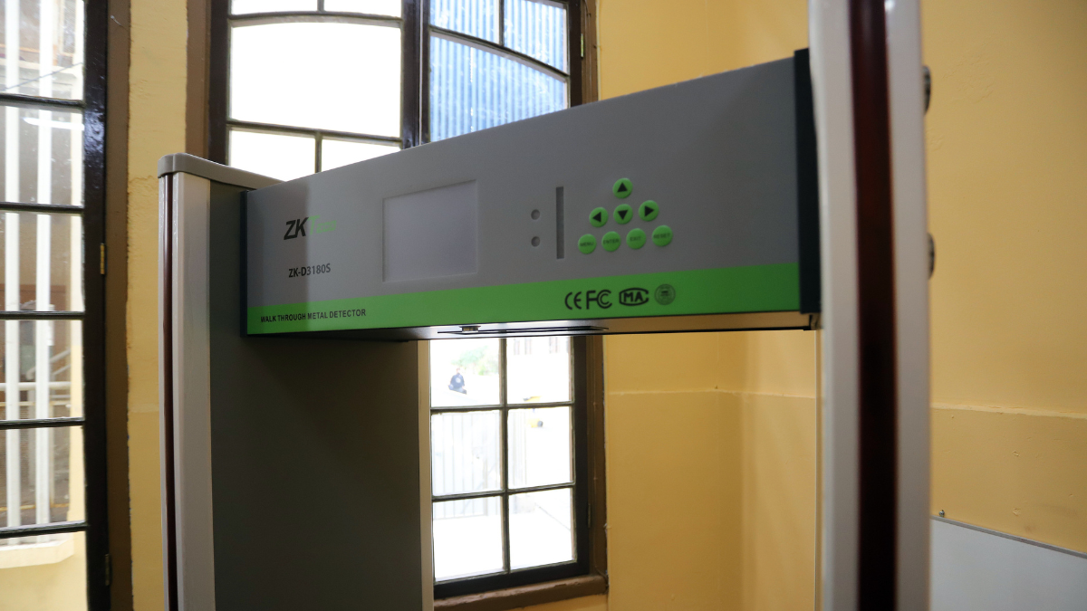 Promulgan Ley de Convivencia Escolar tras ola de violencia en colegios: los detalles de la norma que abre la puerta a instalación de detectores de metales