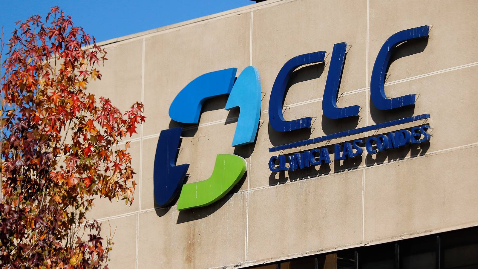 Clínica las Condes responde a CMF que notificaron la demora y comprometieron nuevo plazo para emitir los informes