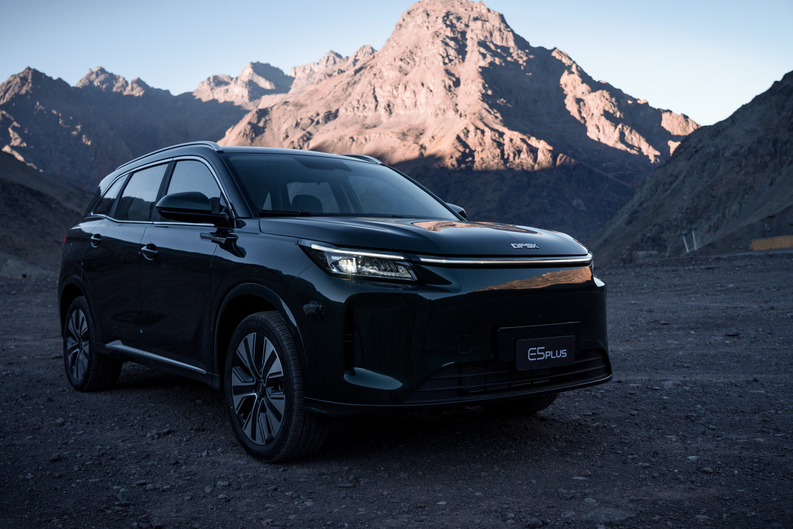 Mil kilómetros de argumento: DFSK llega a Chile con un SUV que nadie puede ignorar por la autonomía