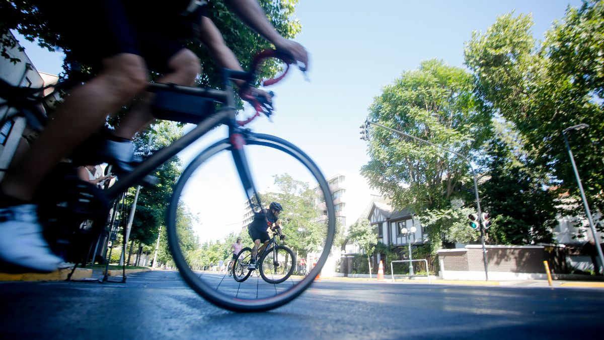 El debate por la ciclovía de la Alameda llega al plano internacional: reconocido urbanista critica paralización y advierte que “es la continuidad de una ciudad más justa”
