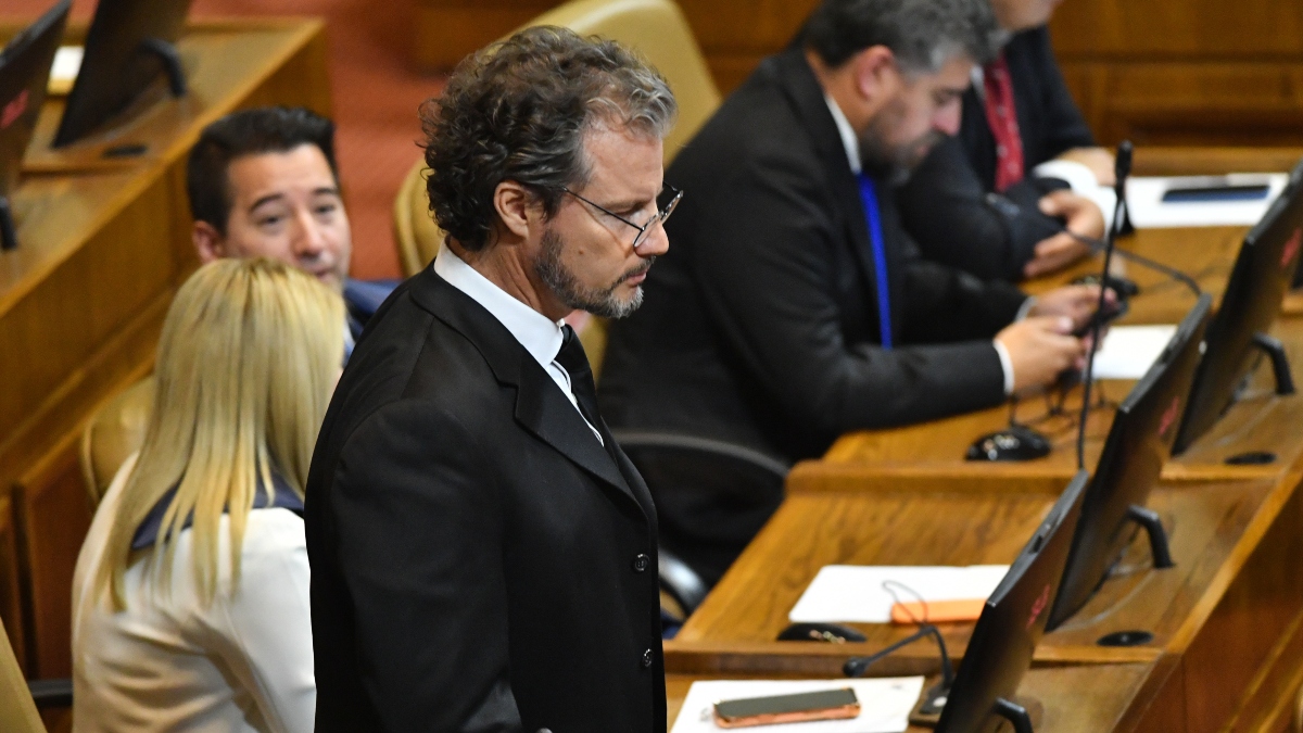 “Las formas de avanzar no siempre coinciden”: Cristián Contreras (Dr. File) se convierte en la primera baja de la nueva bancada del PDG