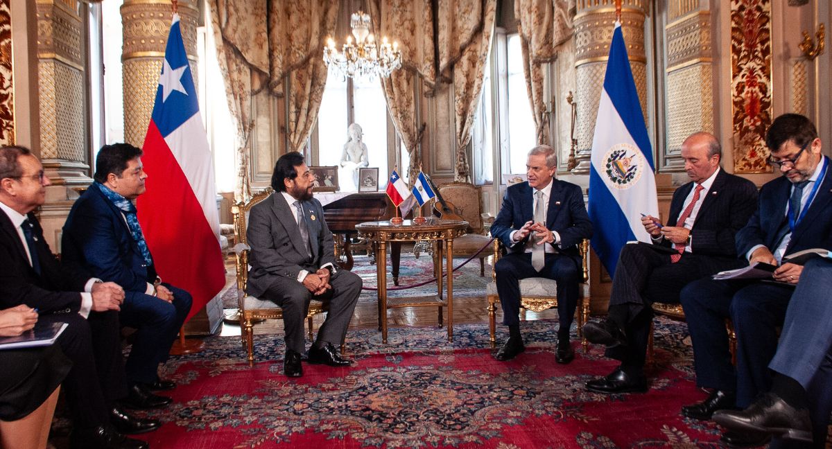 Representantes de El Salvador junto a José Antonio Kast