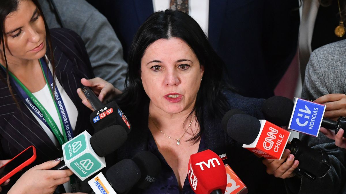 Ministra Steinert insiste en que no tuvo injerencia en la salida de la subprefecta de la PDI y acusa “expresiones vejatorias” en su contra