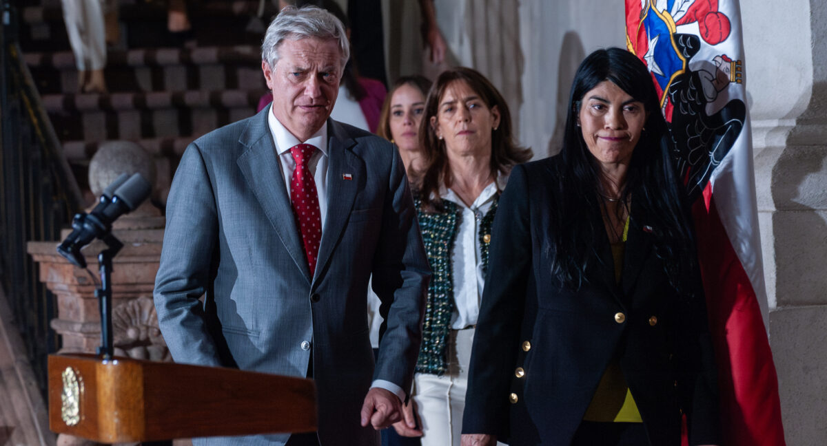 Ministros y presidente con Lincolao