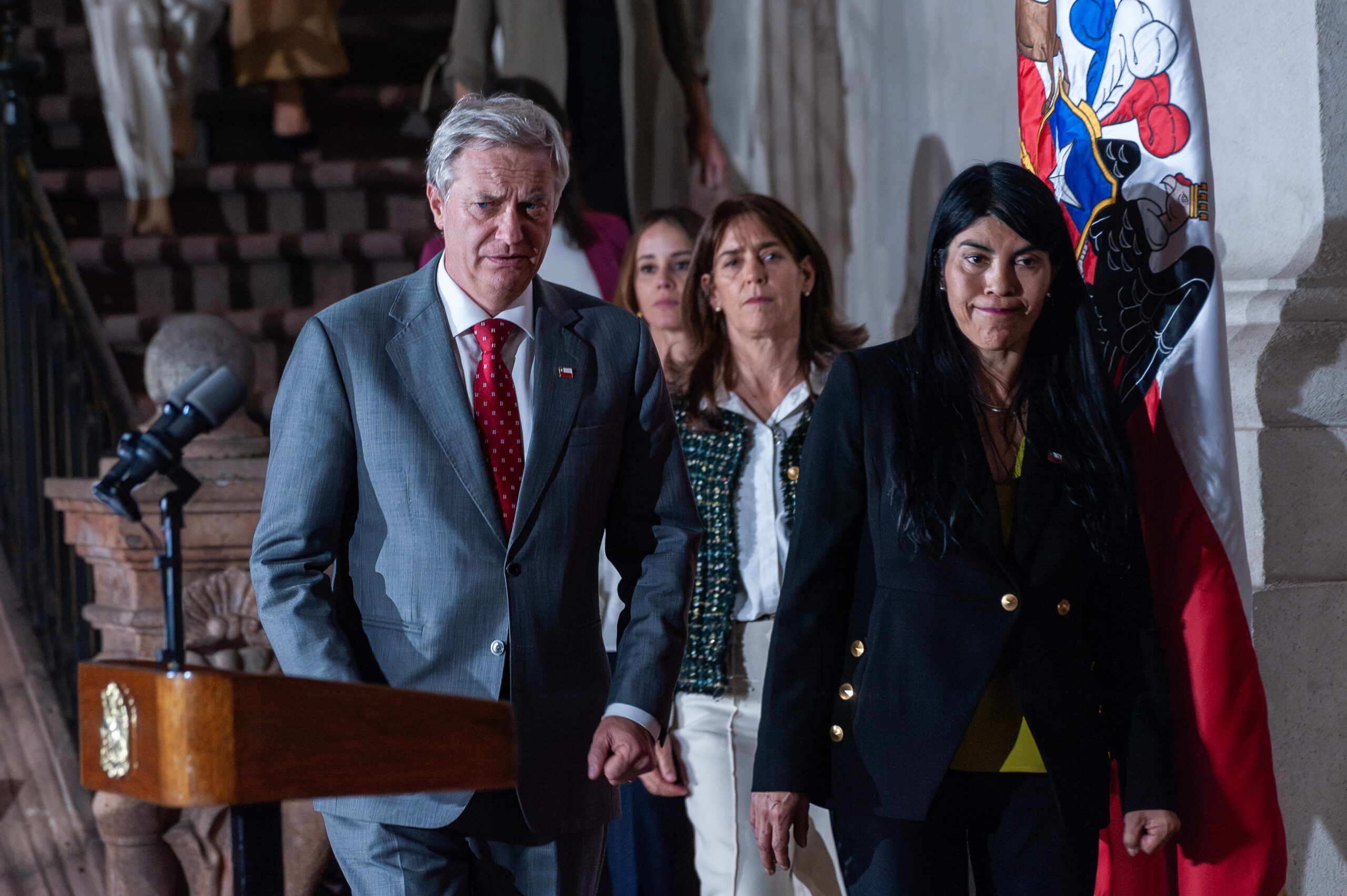 Las horas de tensión en La Moneda tras el ataque a la ministra Lincolao y cómo se planeó la puesta en escena de un afectado Presidente junto a sus ministras