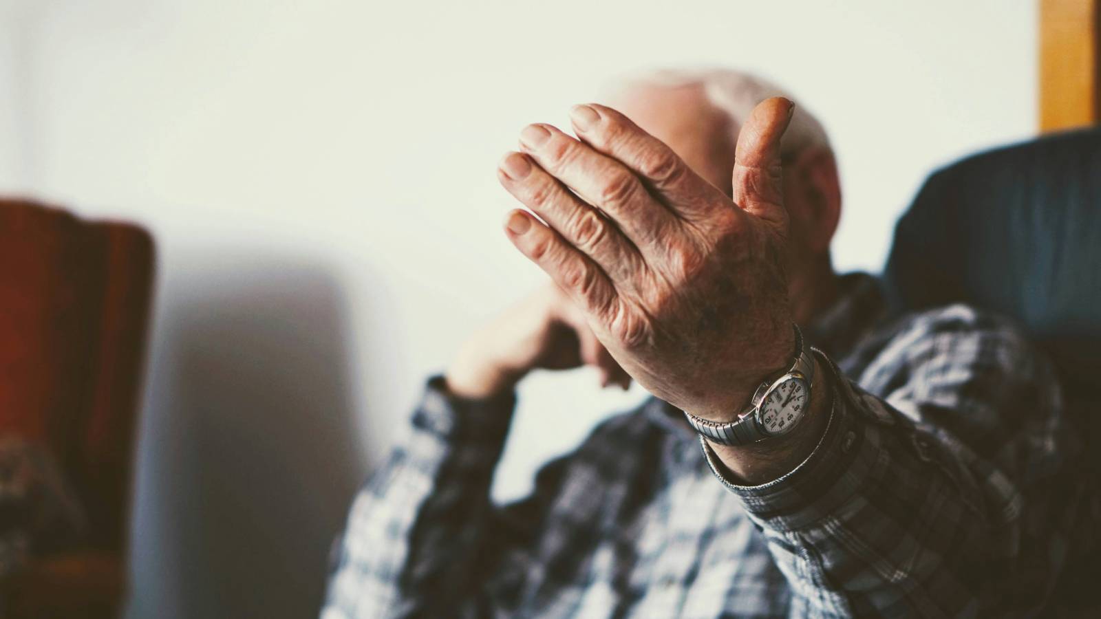 Antes de la lentitud y temblor: Desde trastornos del sueño hasta la pérdida del olfato son algunas de las señales de alerta temprana del Parkinson