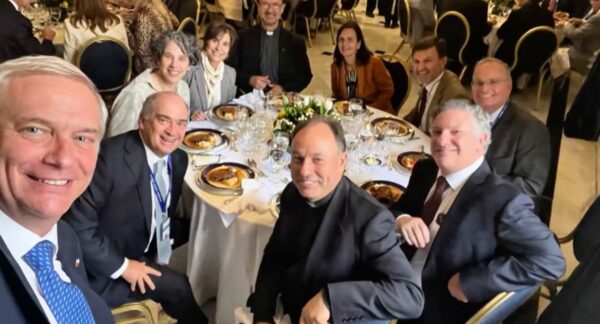 Kast en su almuerzo con excompañeros.