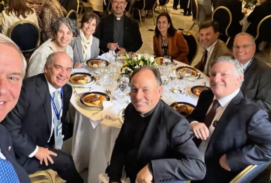 Kast en su almuerzo con excompañeros.