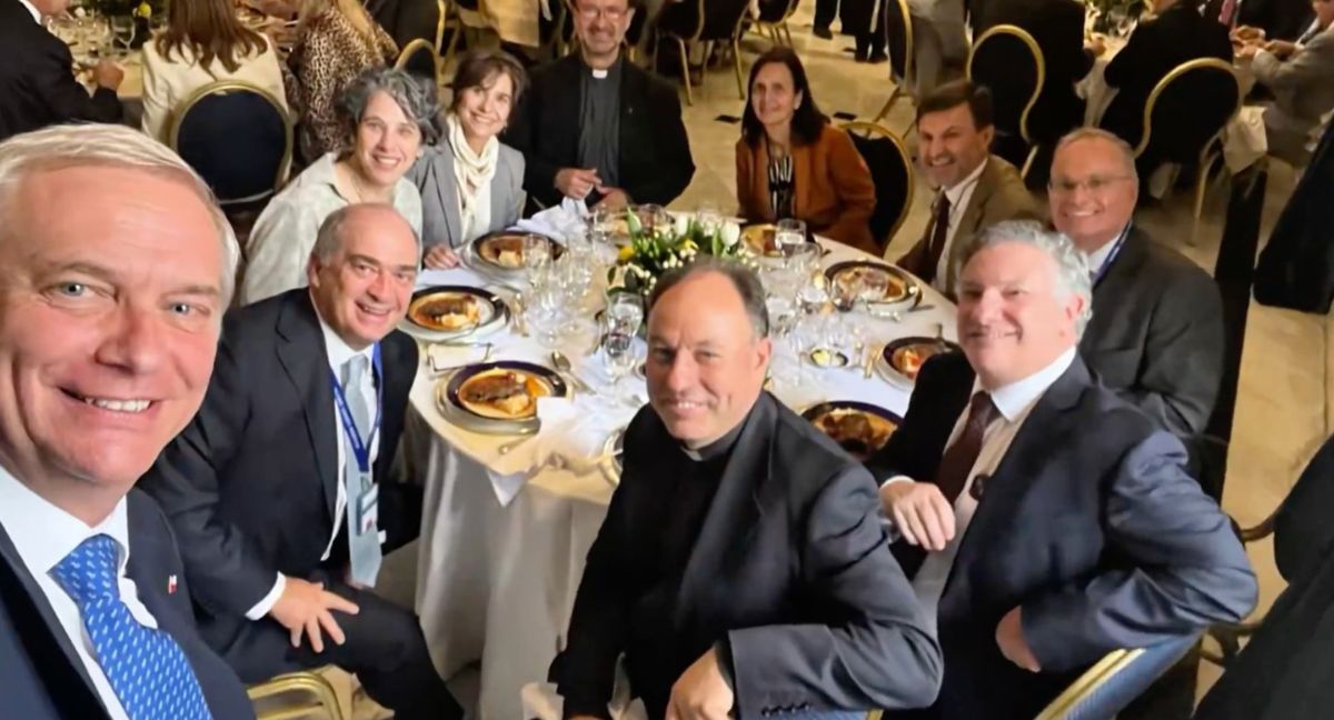 Kast en su almuerzo con excompañeros.