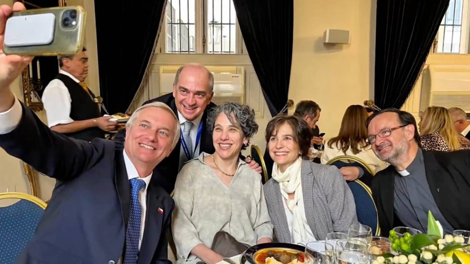 Oposición eleva el tono contra Kast por uso de garzones y cocineros de La Moneda para almuerzo con excompañeros de universidad