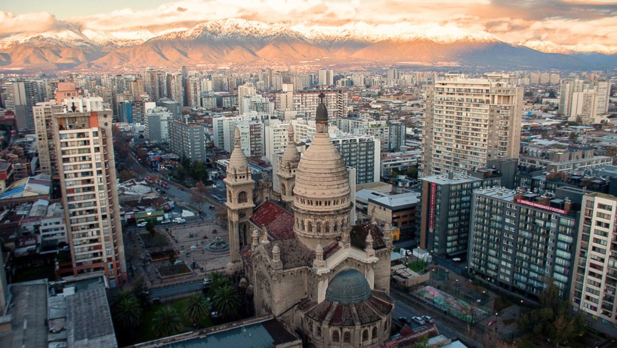 FMI se distancia de expectativas locales y proyecta un crecimiento para Chile de 2,6% para este año