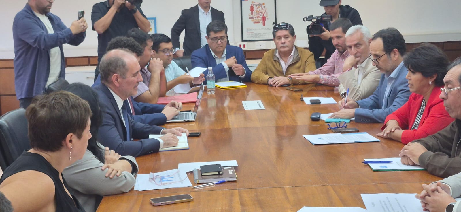 “Aquí solo se piensa en lo que pasa en Santiago”: Senadores acusan incumplimiento en congelación de tarifas del transporte público en regiones