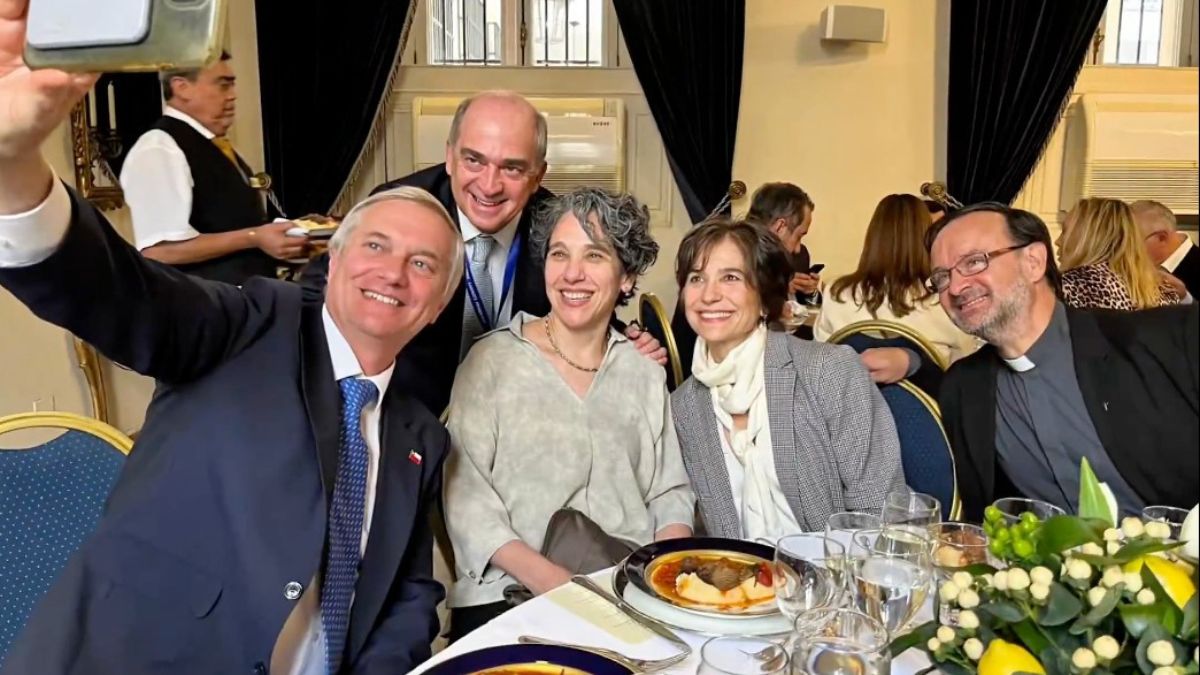 Contraloría oficia a Presidencia por almuerzo de Kast con excompañeros de universidad y le da diez días hábiles para responder