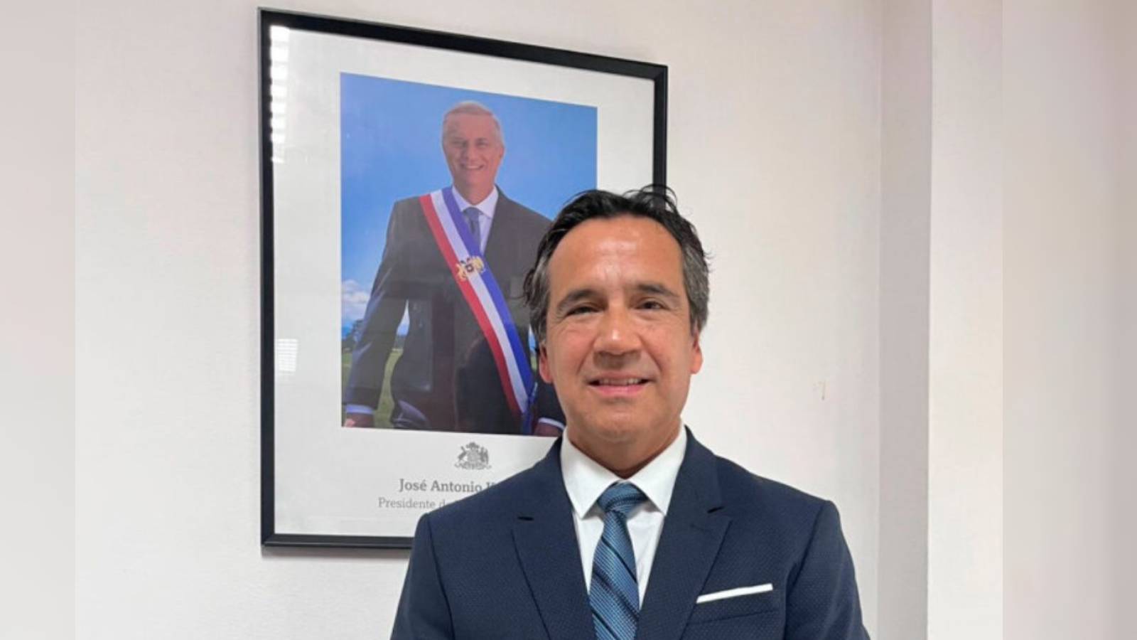 “Postura medieval” y “Fanatismo extremo”: El historial de publicaciones del seremi de las Culturas Renato Munster en contra del Presidente Kast