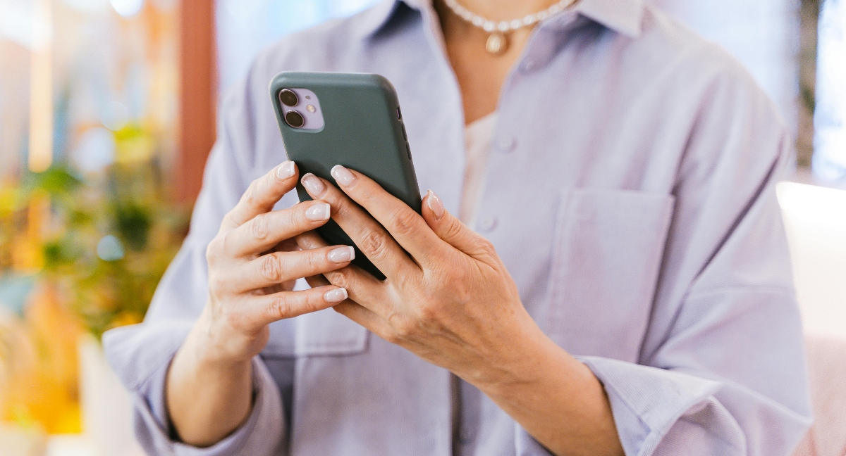 persona usando sus planes moviles esim