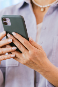 persona usando sus planes moviles esim