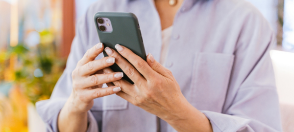 persona usando sus planes moviles esim