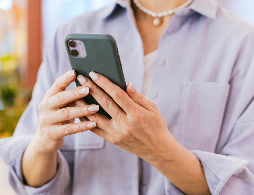 persona usando sus planes moviles esim