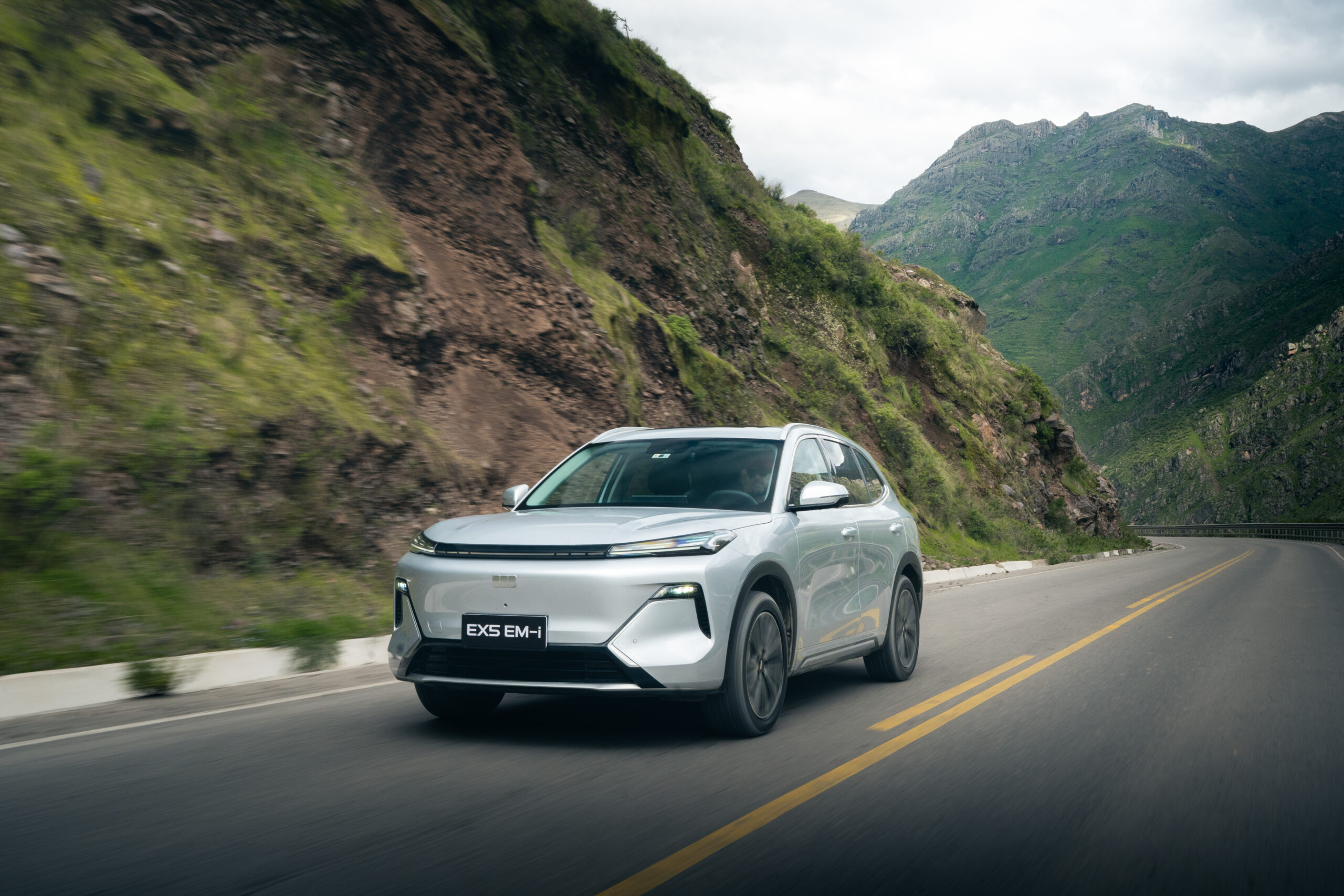 La era de los 1.300 kilómetros: Geely EX5 EM-i aterriza en Chile apostando por la autonomía extrema