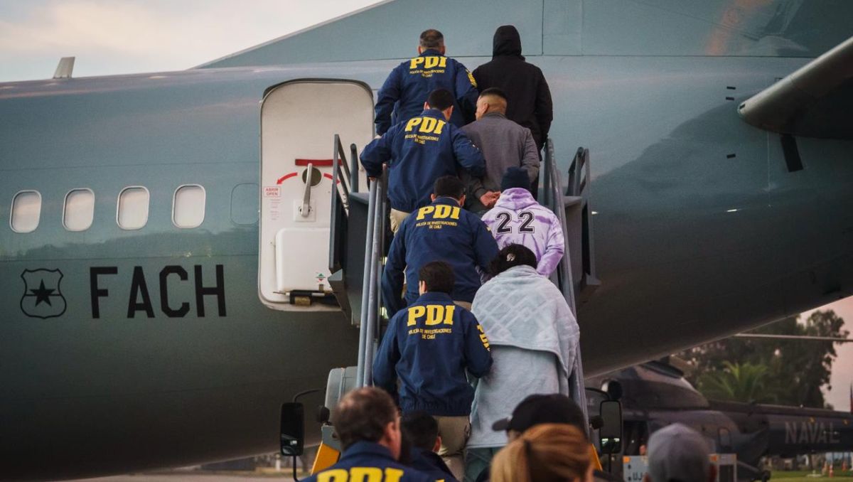 Los detalles del vuelo de expulsión de 40 extranjeros irregulares: mayoría tienen antecedentes penales y son ecuatorianos, colombianos y bolivianos