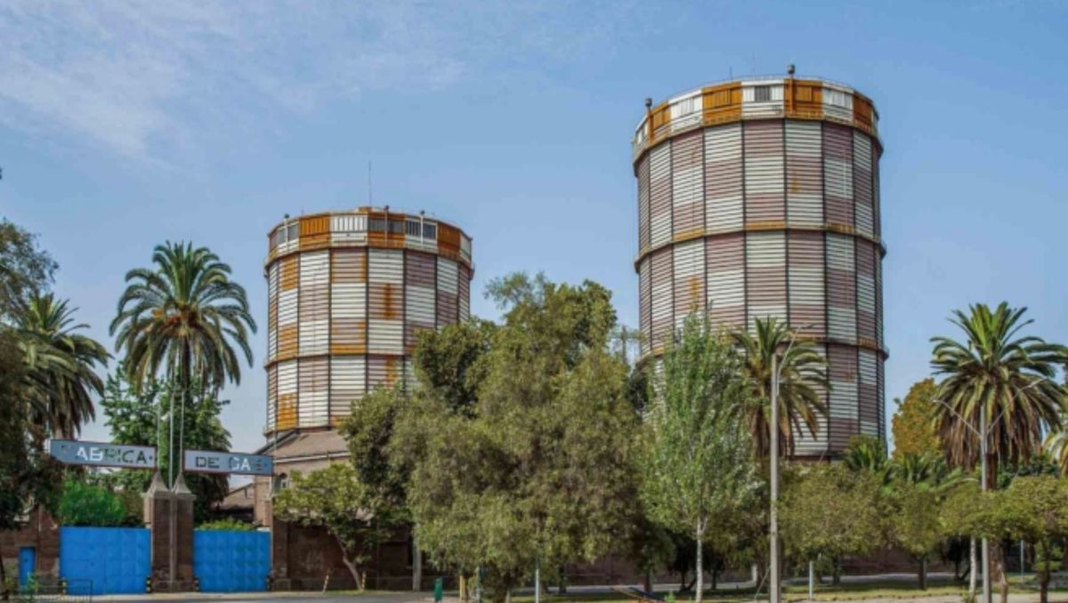 De espacio industrial a pista de baile: el Parque de los Gasómetros en Estación Central se prepara para recibir a TMPRL, una fiesta electrónica de diez horas