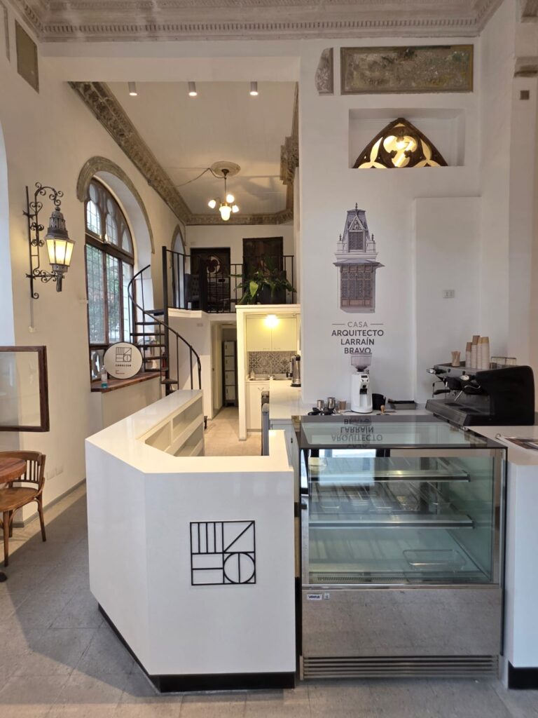 La cafetería diseñada por arquitectos que aterriza en histórica casa ...