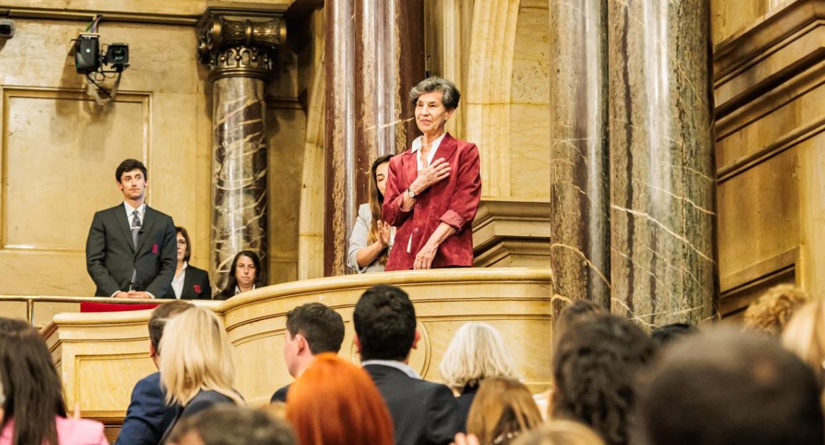 Con ovación de pie en el Parlamento de Cataluña y reunión con el alcalde de Barcelona: el paso de la exsenadora Isabel Allende por España