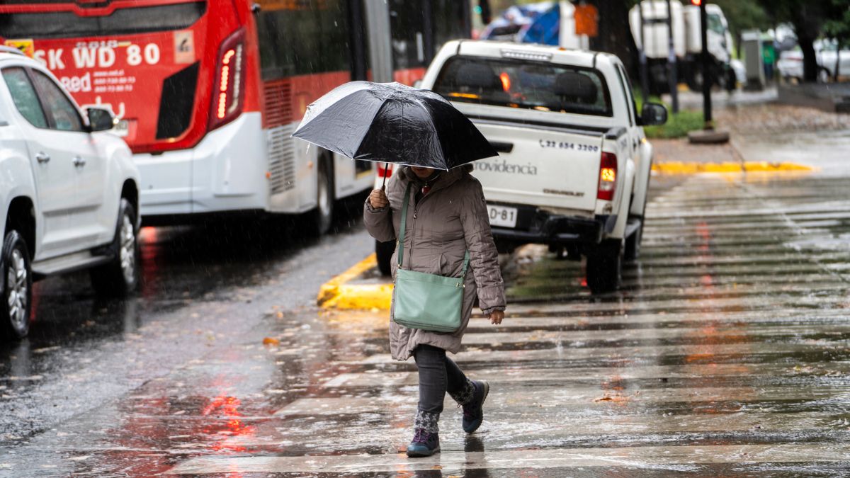 Llegan las lluvias a la Región Metropolitana: revisa a qué hora lloverá en Santiago este fin de semana