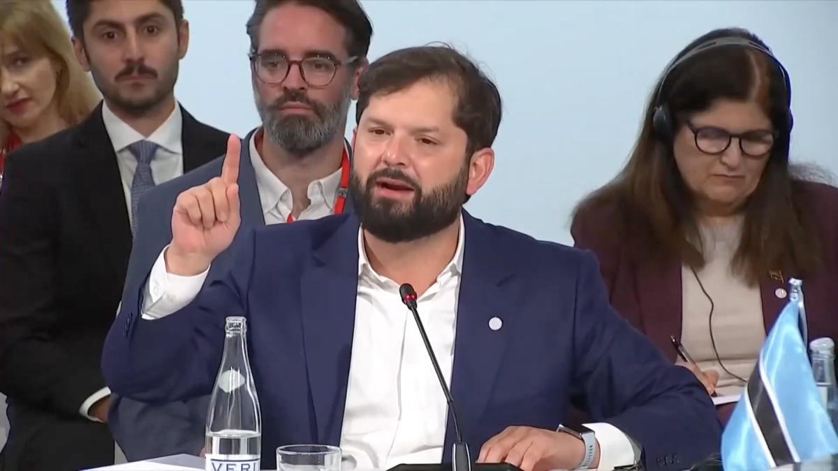 “La democracia no es un estado natural de las cosas, tenemos que cultivarla día a día”: Boric rompe su silencio pospresidencial y hace un guiño a la candidatura de Bachelet a la ONU