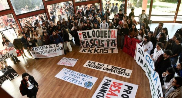 Estudiantes protestan contra ministra Lincolao