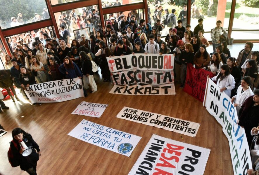 Estudiantes protestan contra ministra Lincolao