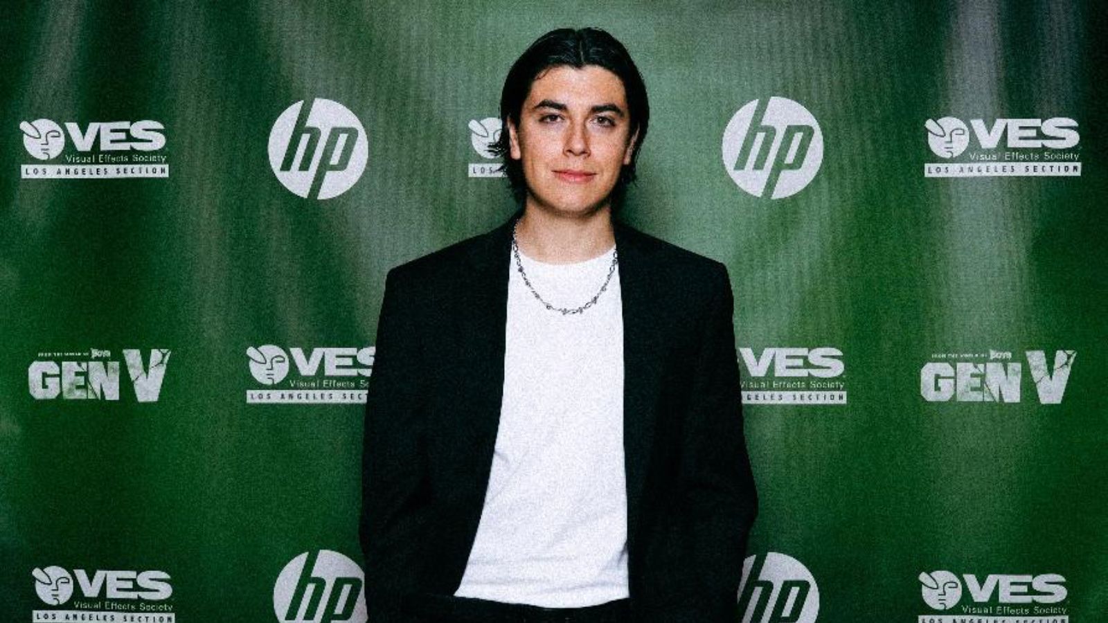 De Puente Alto a Hollywood: la historia del chileno que postuló por Linkedin y llegó a trabajar para The Pitt, Taylor Swift y Coldplay