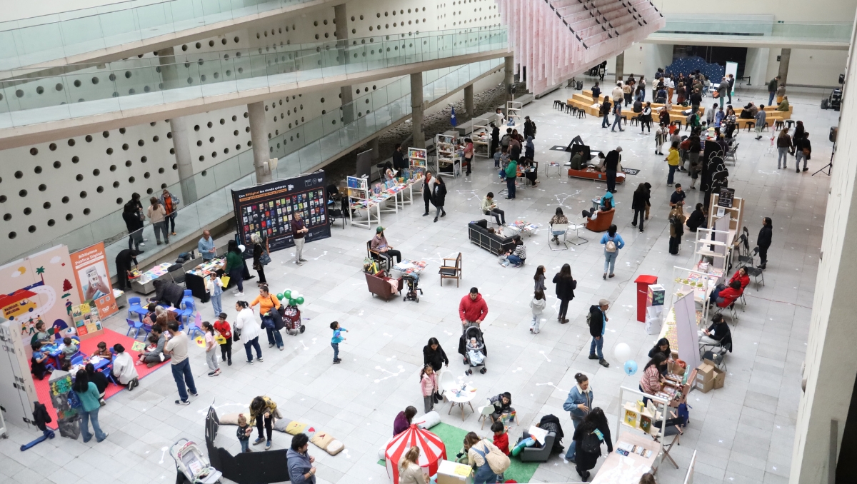 Desde libros gratis a encuentros con escritores: conoce panoramas gratuitos para celebrar el Día del Libro en Santiago